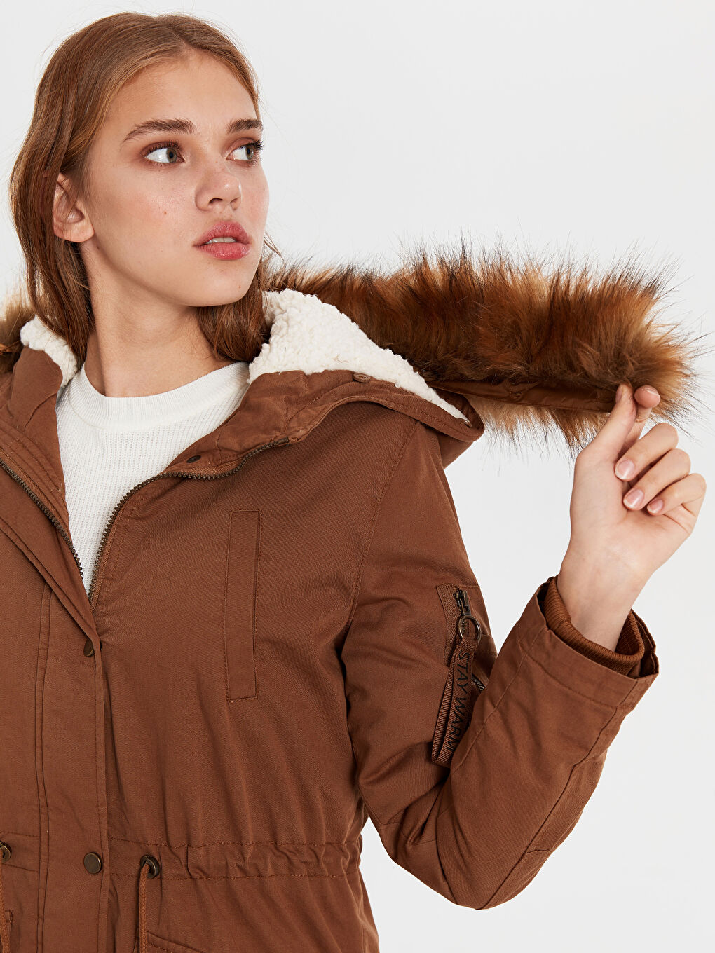 Kahverengi Kapüşonlu Uzun Kollu Kadın Parka-4
