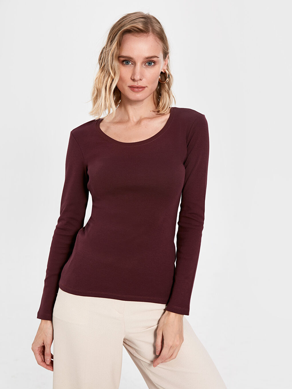 Standard Fit U Neck Long Sleeve Women's T-Shirt