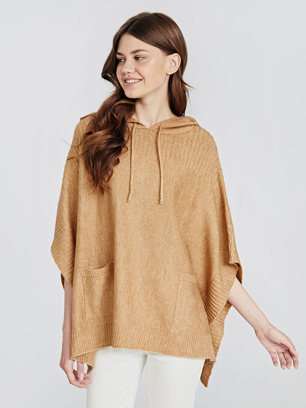 Bej Kadın Kapüşonlu Düz Kolsuz Panço-1