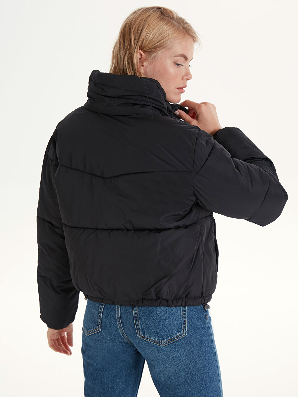 Siyah Uzun Kollu Kadın Şişme Mont-4