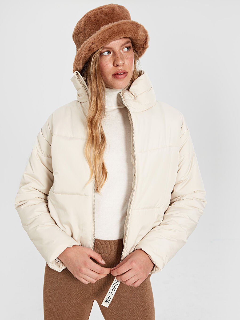 Bej Uzun Kollu Kadın Şişme Mont