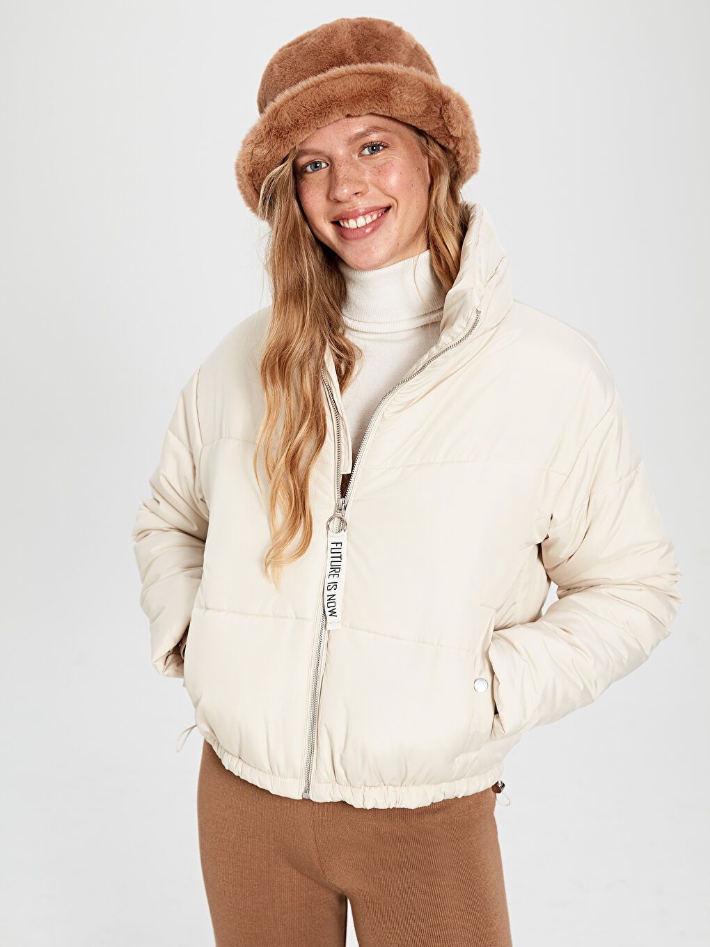 Bej Uzun Kollu Kadın Şişme Mont-1