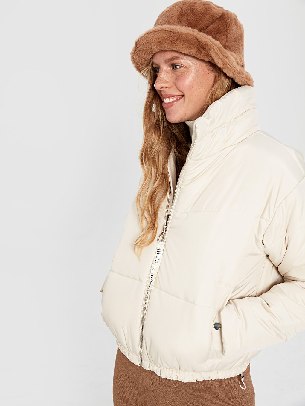 Bej Uzun Kollu Kadın Şişme Mont-2