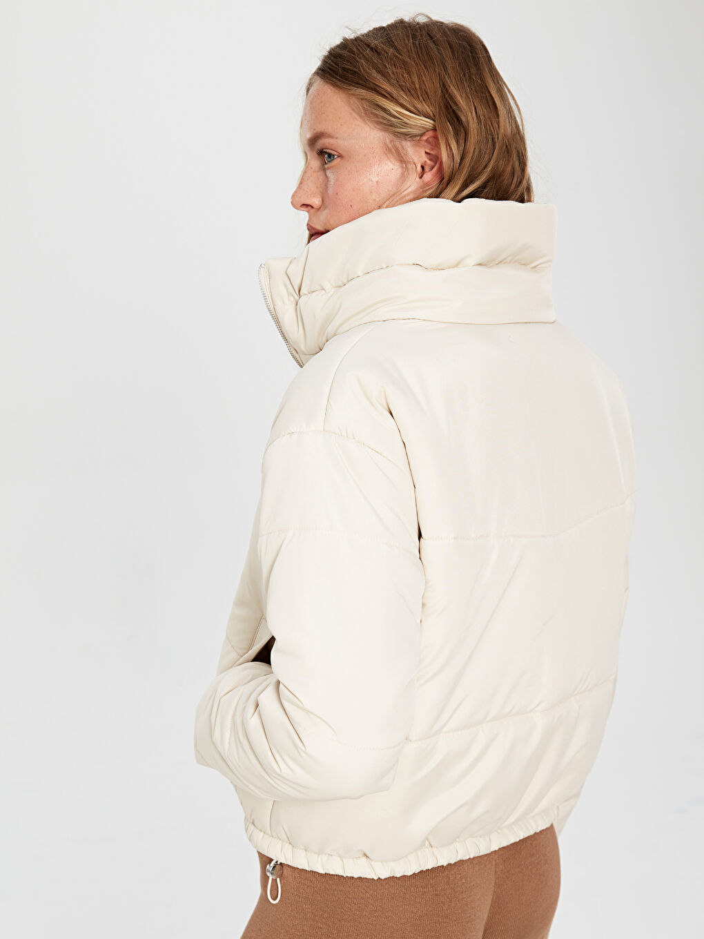 Bej Uzun Kollu Kadın Şişme Mont-3