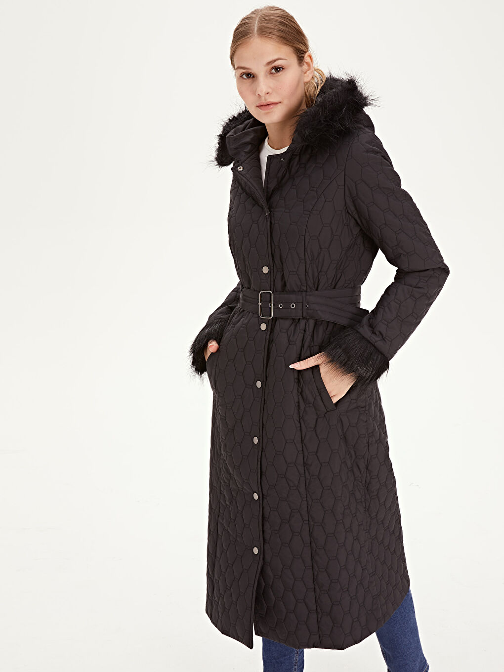 Siyah Kapüşonlu Uzun Kollu Kadın Yağmurluk