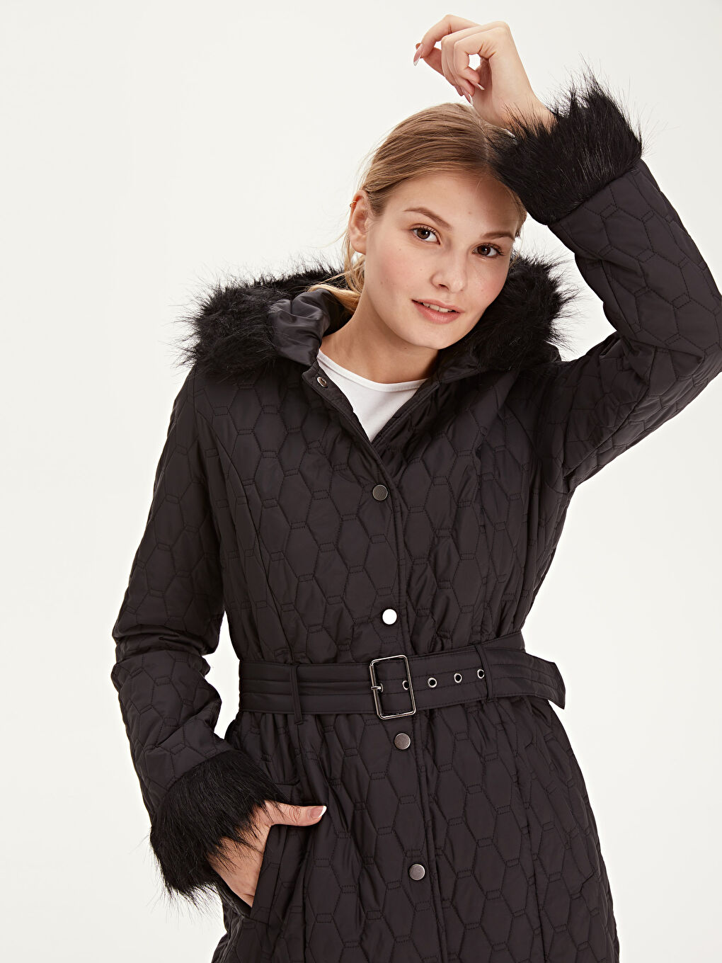 Siyah Kapüşonlu Uzun Kollu Kadın Yağmurluk-2