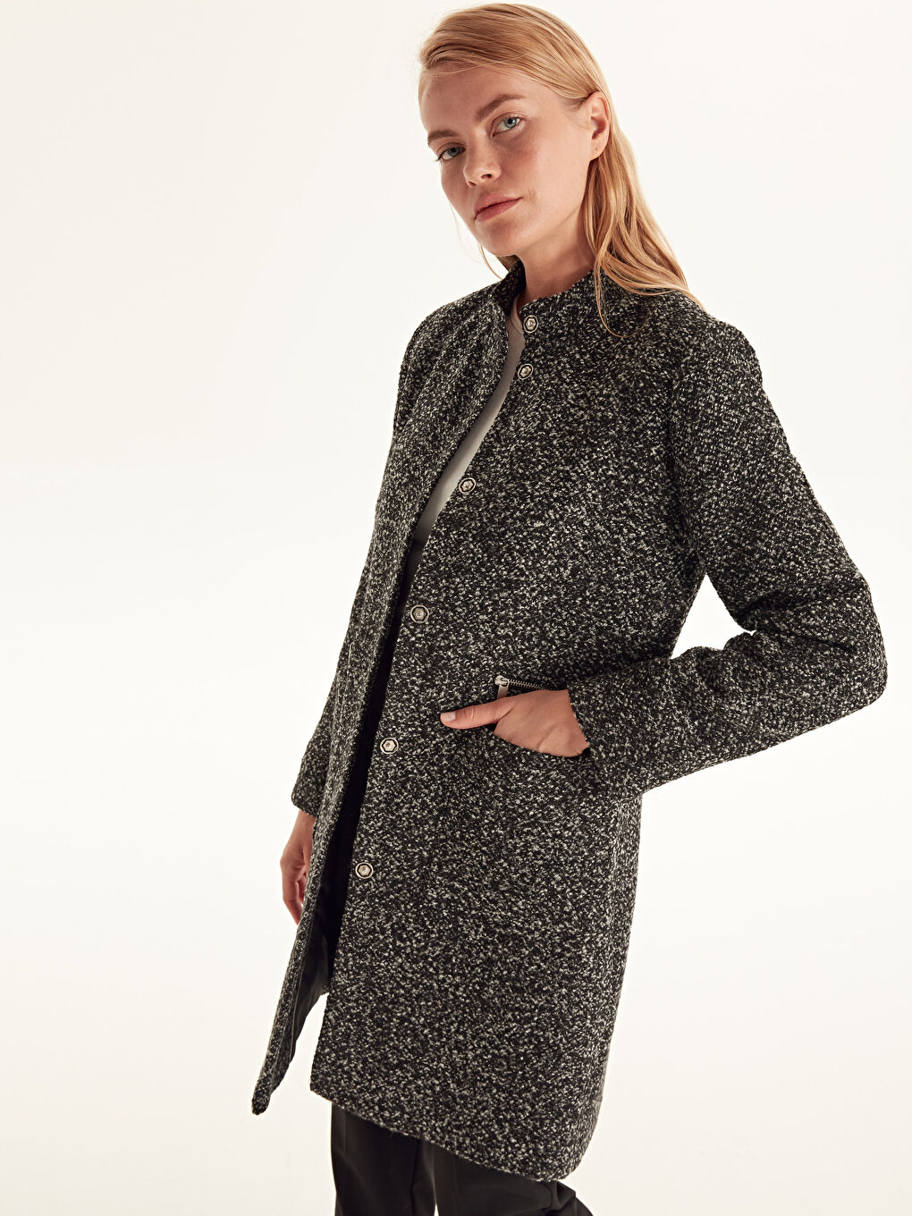 Siyah Uzun Kollu Kadın Kaşe Kaban-1