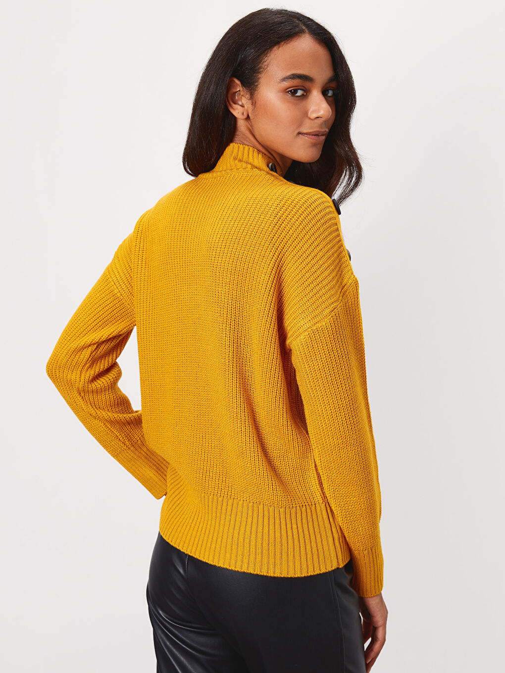 كنزة نسائية بياقة نصف عالية وكم طويل-3