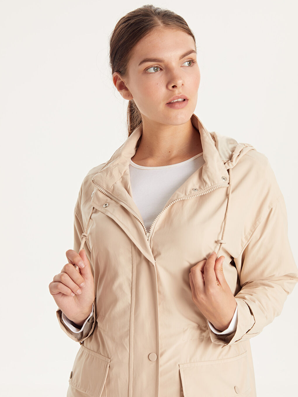 Bej Kapüşonlu Uzun Kollu Kadın Yağmurluk-1
