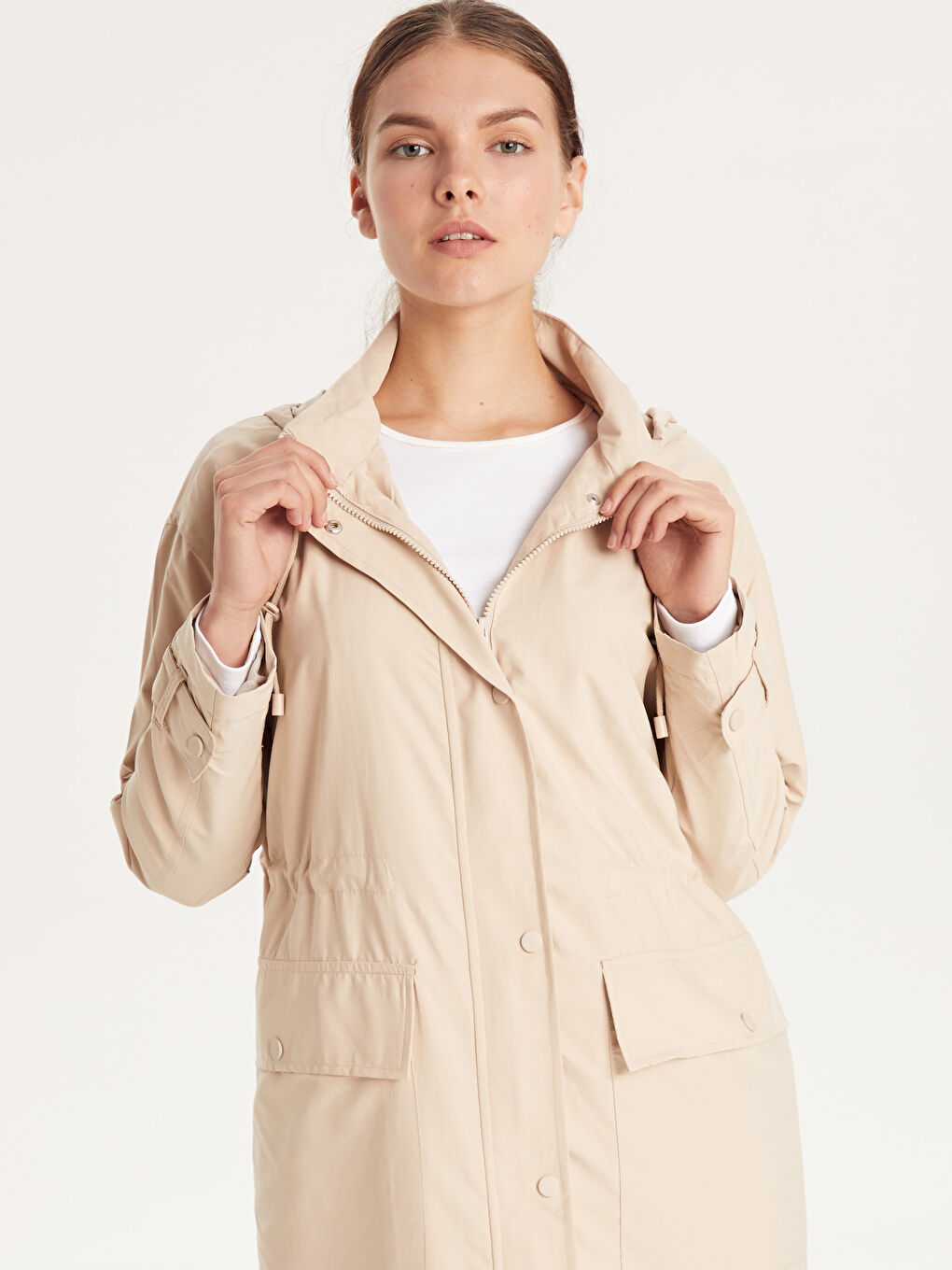 Bej Kapüşonlu Uzun Kollu Kadın Yağmurluk-3