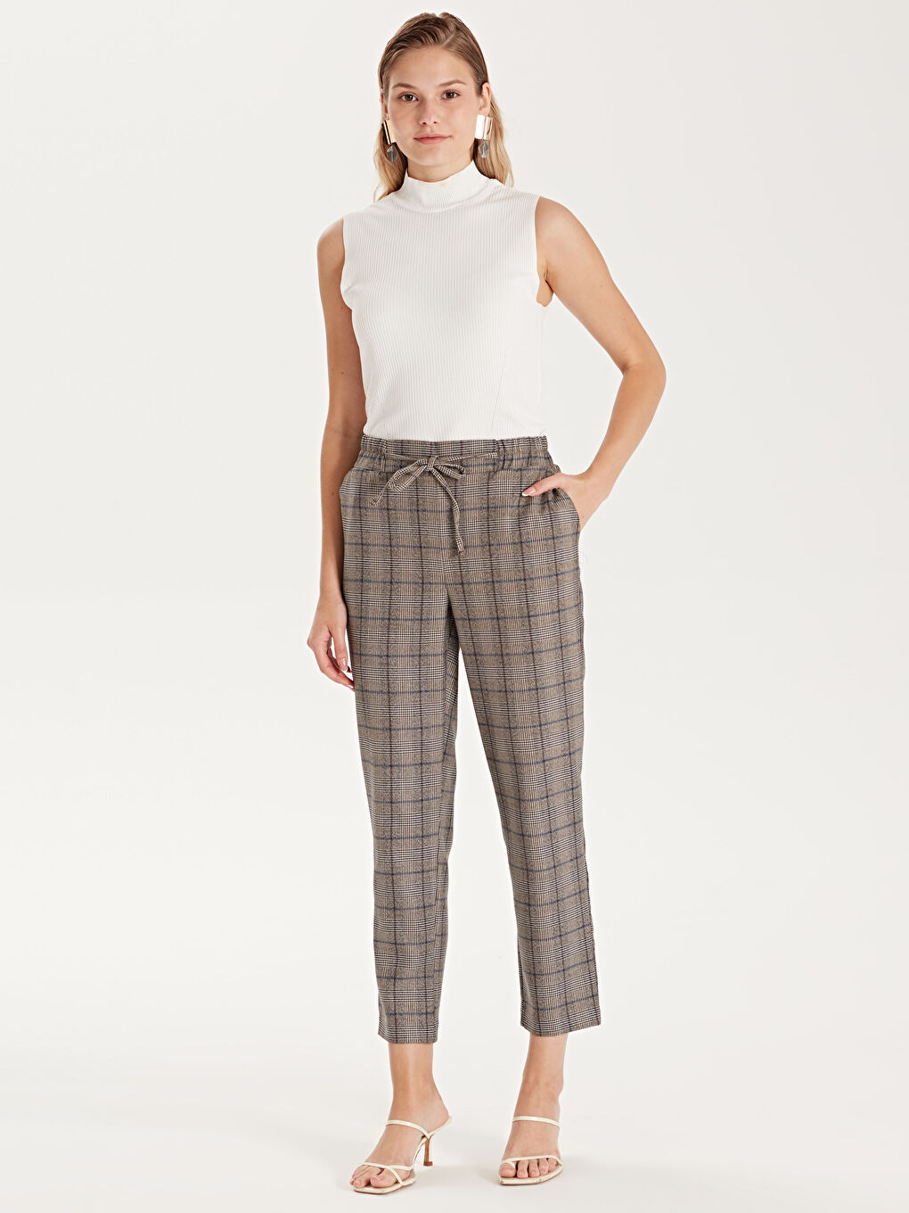 karirane hlače mrkva kroja i elastičnom pasicom 