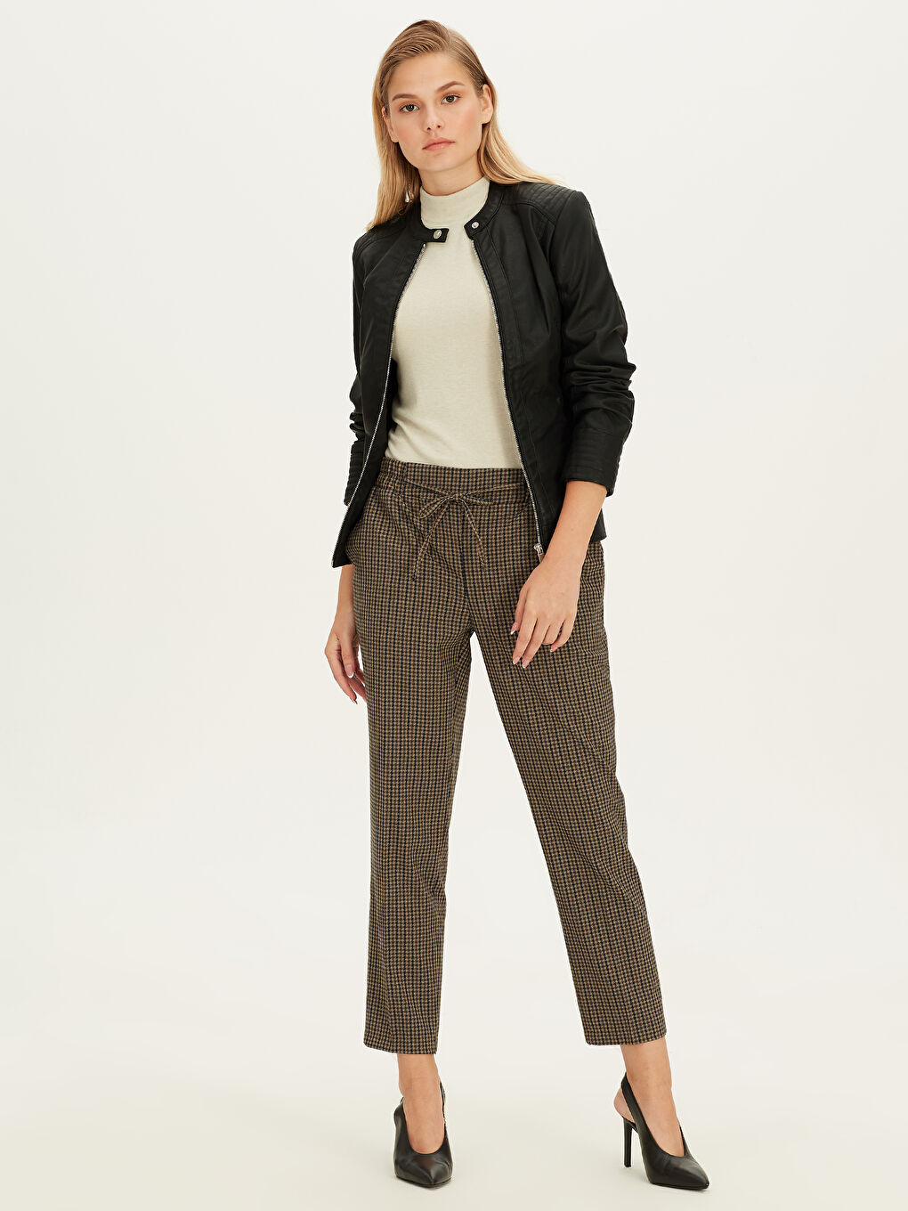 Брюки Морковного Кроя В Клетку На Эластичной Талии-1