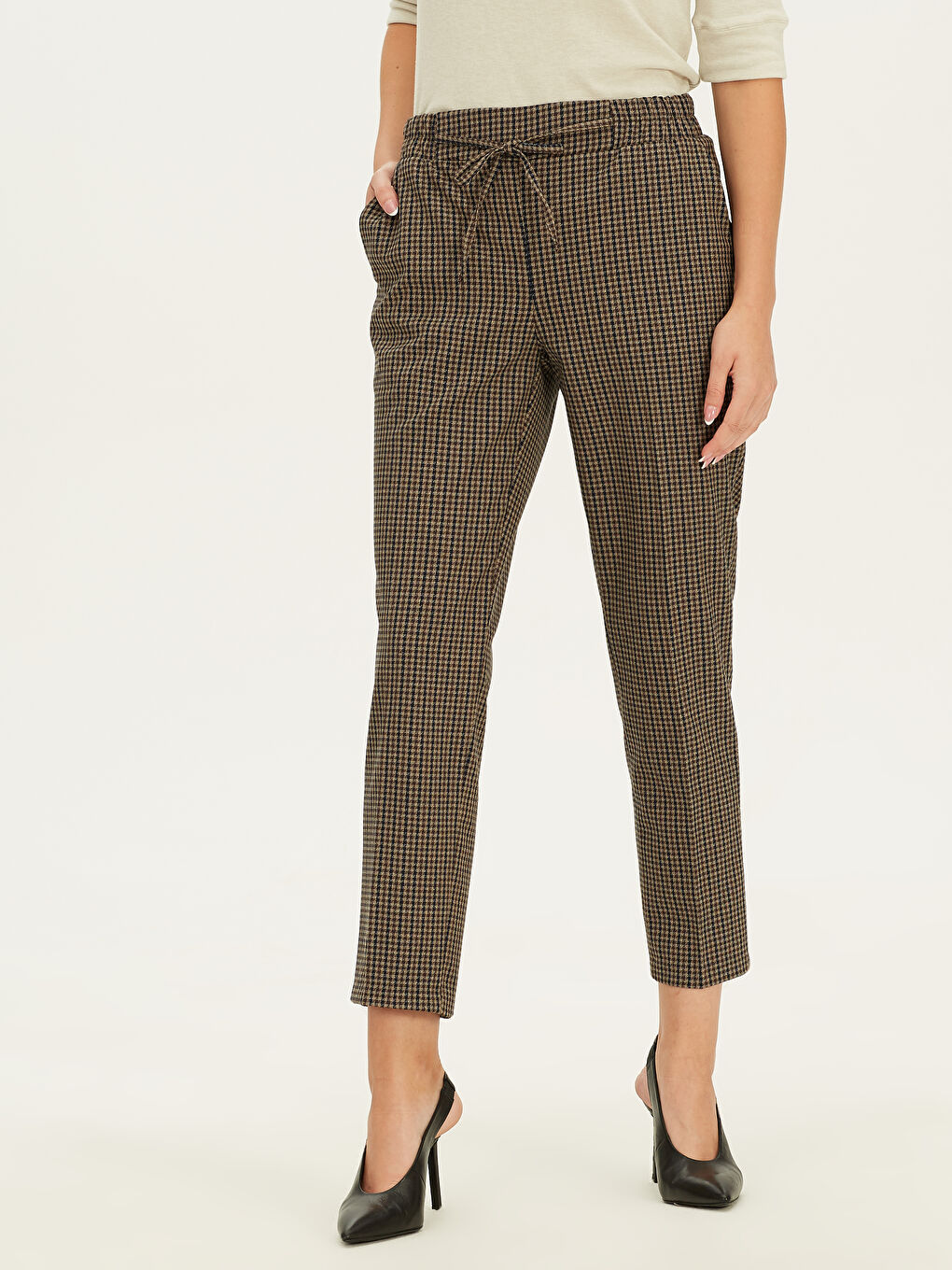 Брюки Морковного Кроя В Клетку На Эластичной Талии-2