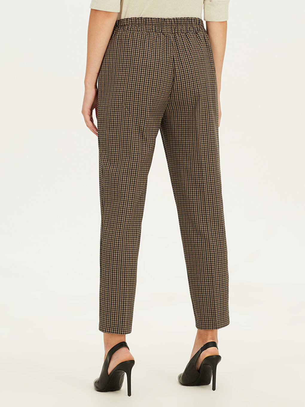 Брюки Морковного Кроя В Клетку На Эластичной Талии-3