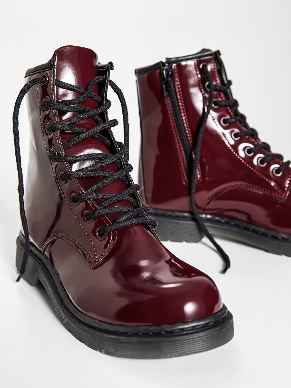 Bordo Bağcıklı ve Fermuarlı Kadın Rugan Postal Bot