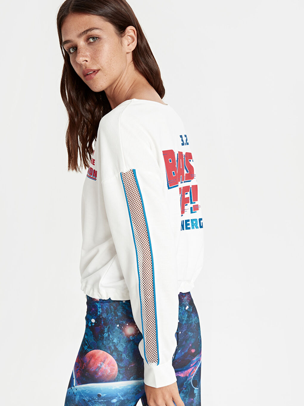 Beyaz Bisiklet Yaka Uzun Kollu Sweatshirt Kumaşı Kadın Tişört