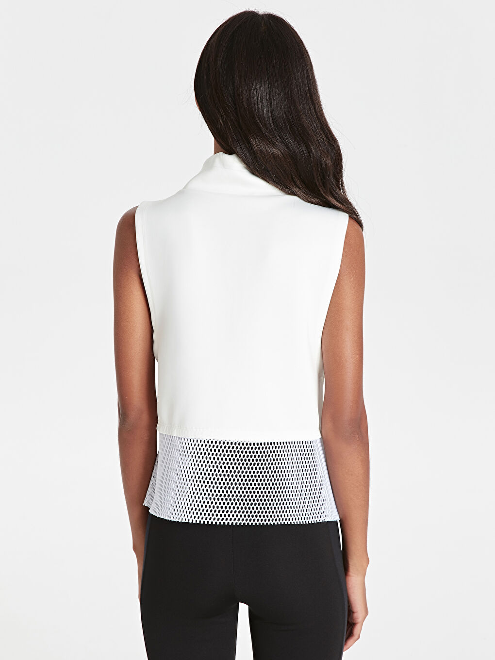 АКТИВНЫЙ СПОРТ Спортивная майка с воротником-трубой, прямым кроем и сетчатыми вставками для женщин-2