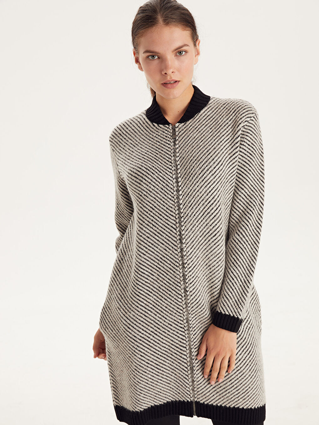 Siyah Dik Yaka Uzun Kollu Kadın Hırka