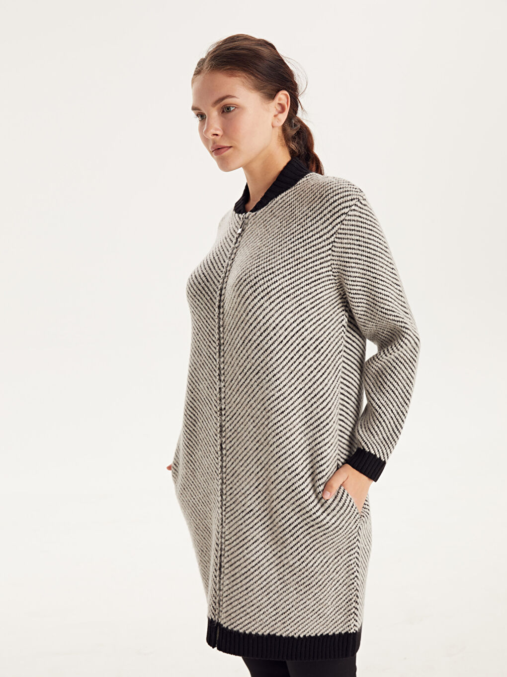 Siyah Dik Yaka Uzun Kollu Kadın Hırka-1