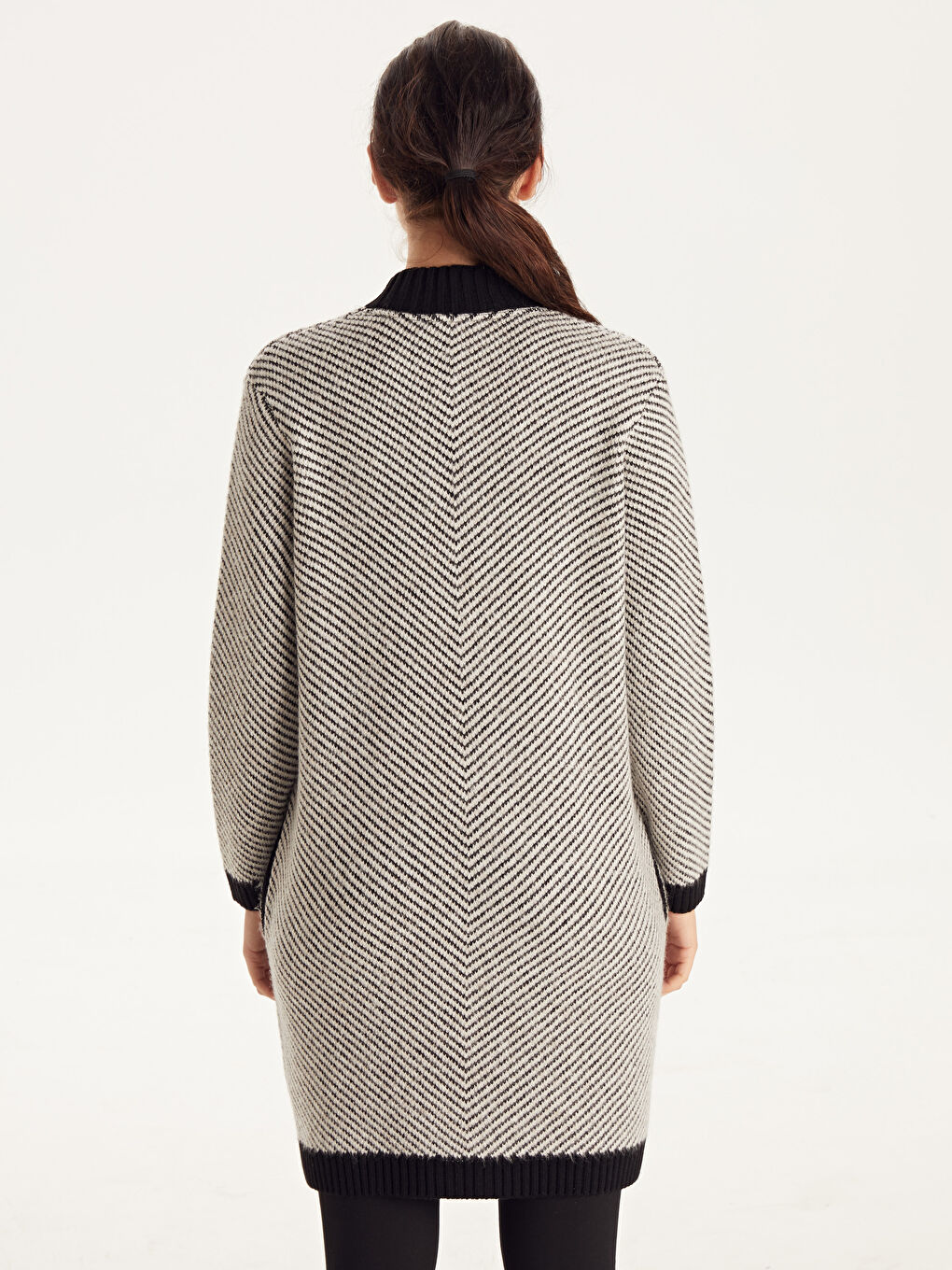 Siyah Dik Yaka Uzun Kollu Kadın Hırka-2