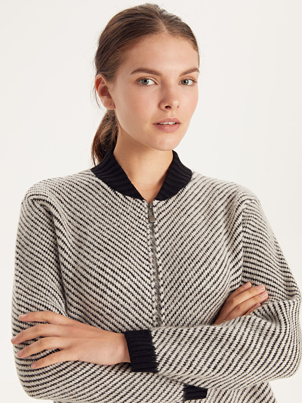 Siyah Dik Yaka Uzun Kollu Kadın Hırka-3