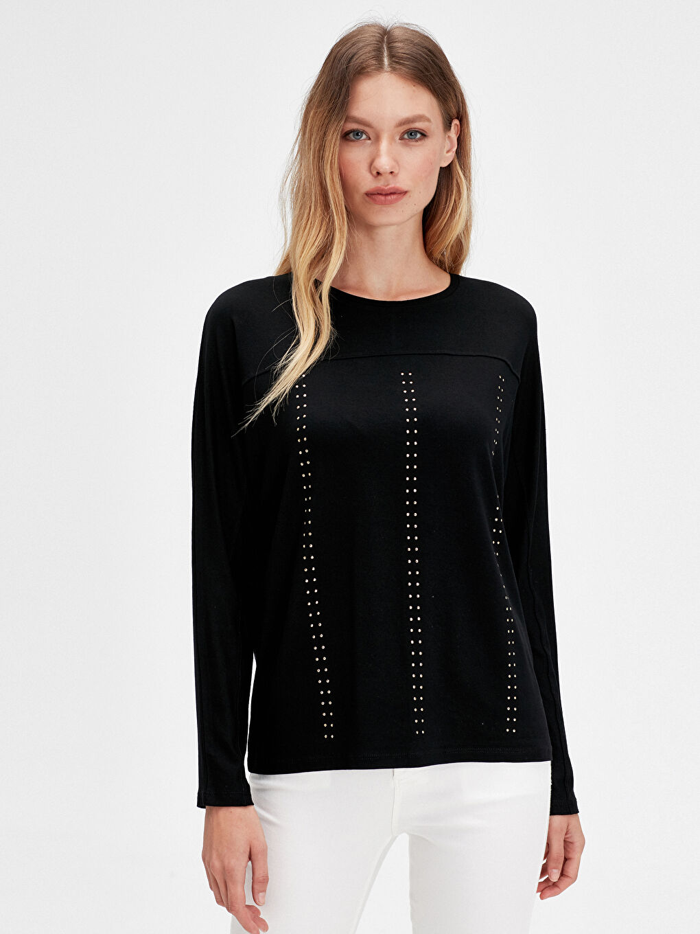 Siyah U Yaka İşlemeli Uzun Kollu Kadın Tişört-1