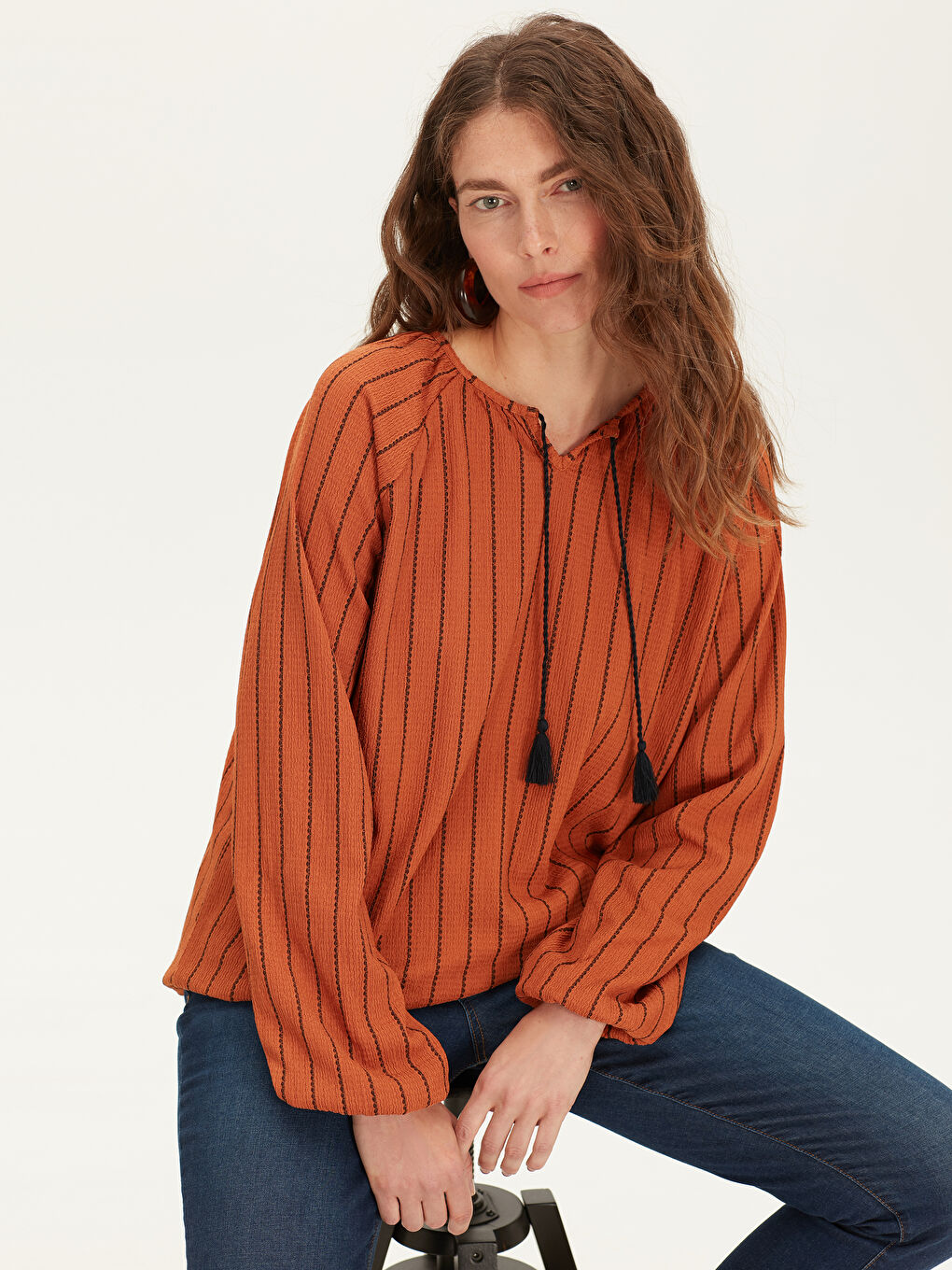 Kahverengi Bağlamalı Yaka Çizgili Uzun Kadın Tişört