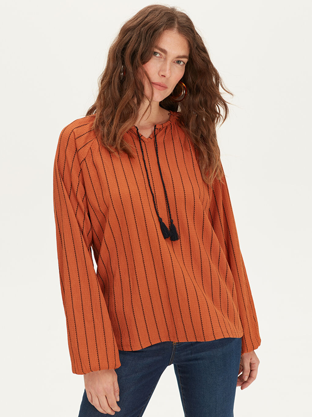 Kahverengi Bağlamalı Yaka Çizgili Uzun Kadın Tişört-1