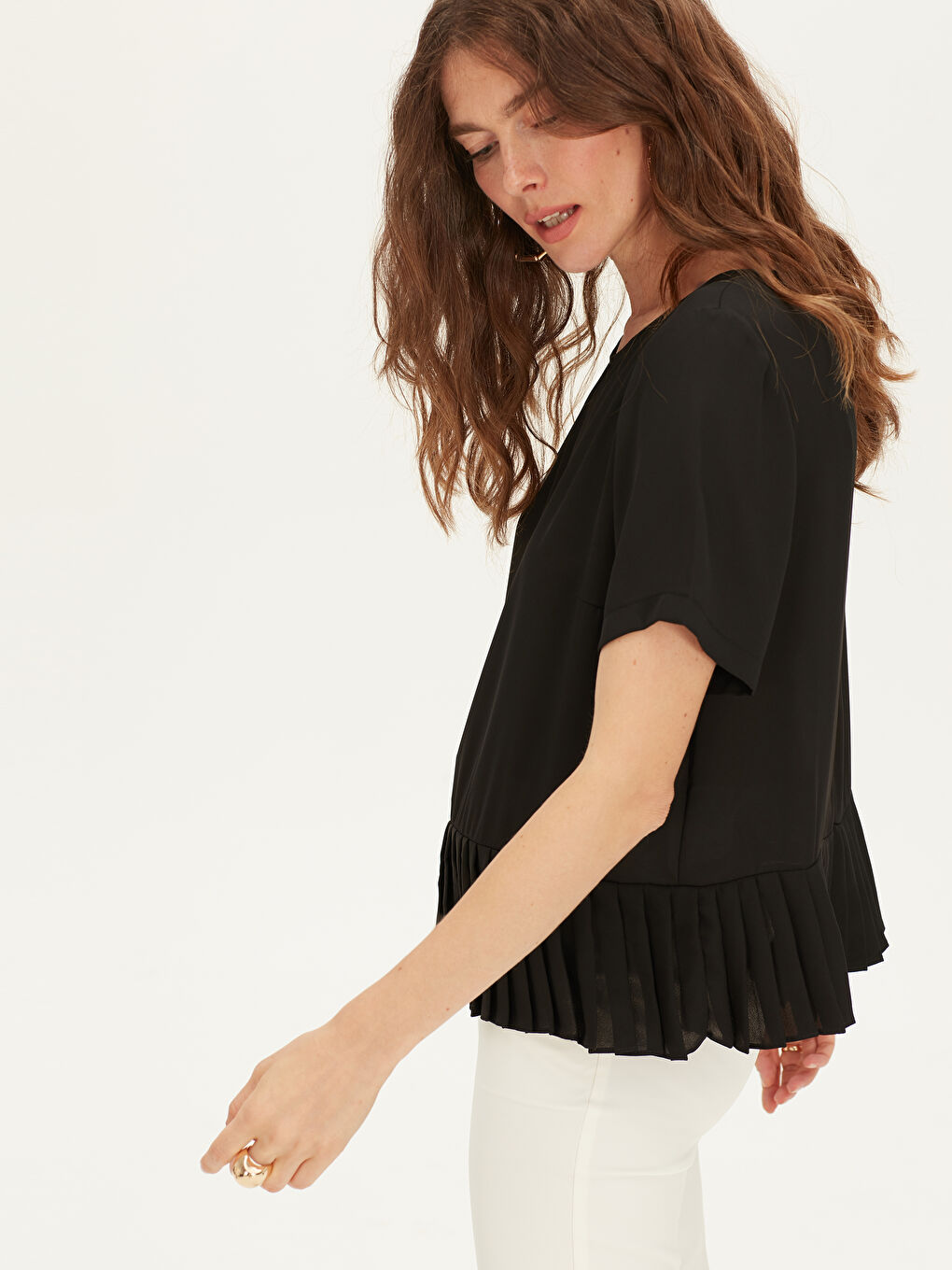 Siyah Kayık Yaka  Fırfır Detaylı Kısa Kollu Şifon Kadın Bluz