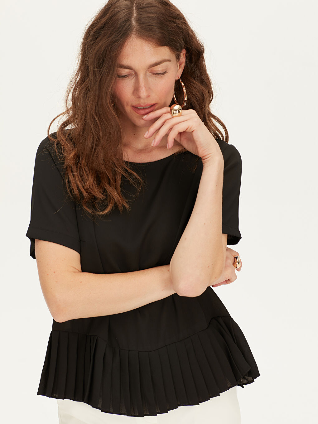 Siyah Kayık Yaka  Fırfır Detaylı Kısa Kollu Şifon Kadın Bluz-1