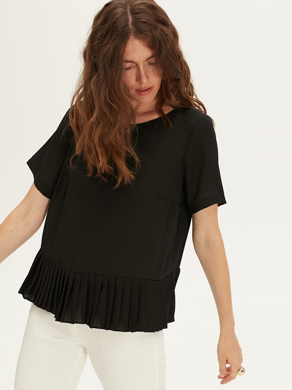 Siyah Kayık Yaka  Fırfır Detaylı Kısa Kollu Şifon Kadın Bluz-2