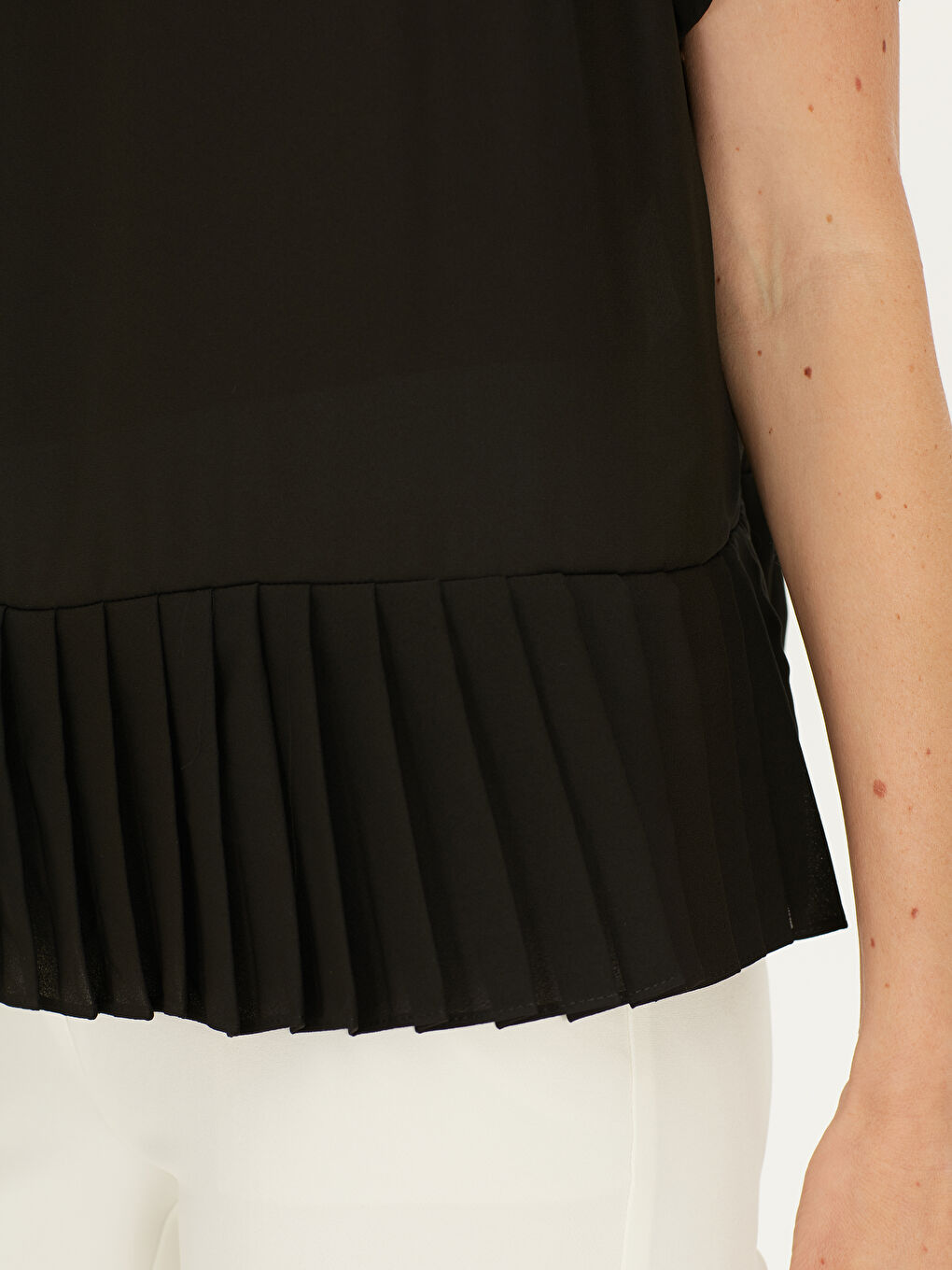 Siyah Kayık Yaka  Fırfır Detaylı Kısa Kollu Şifon Kadın Bluz-4