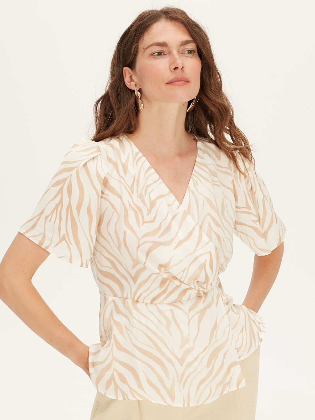 Bej Kruvaze Standart Fit Kısa Kollu Saten Kadın Bluz-1