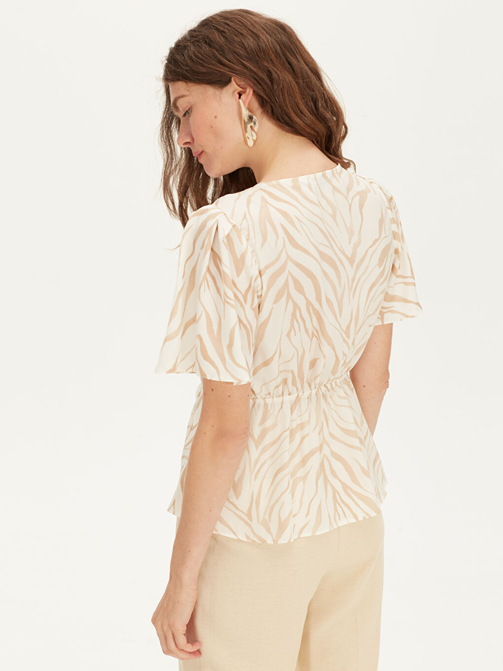 Bej Kruvaze Standart Fit Kısa Kollu Saten Kadın Bluz-2