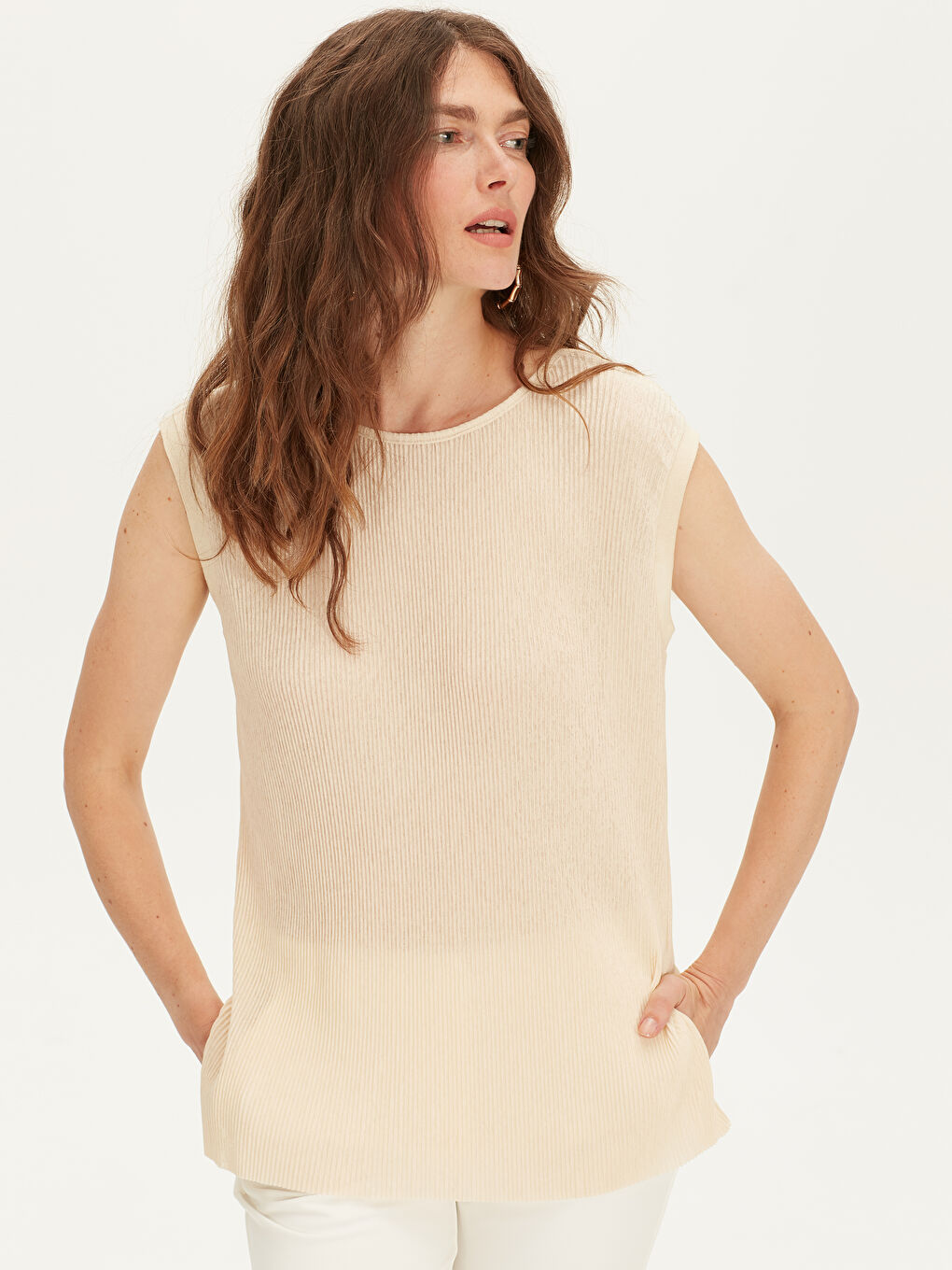 Bej Kadın Kayık Yaka Kendinden Desenli Kolsuz Tişört-1