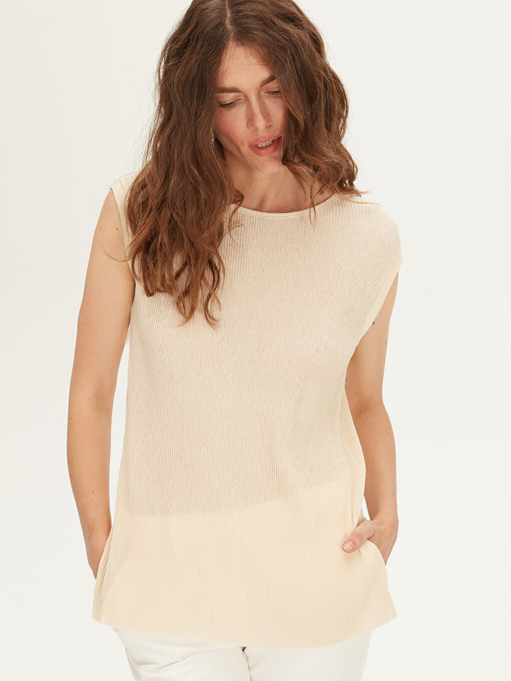 Bej Kadın Kayık Yaka Kendinden Desenli Kolsuz Tişört-2