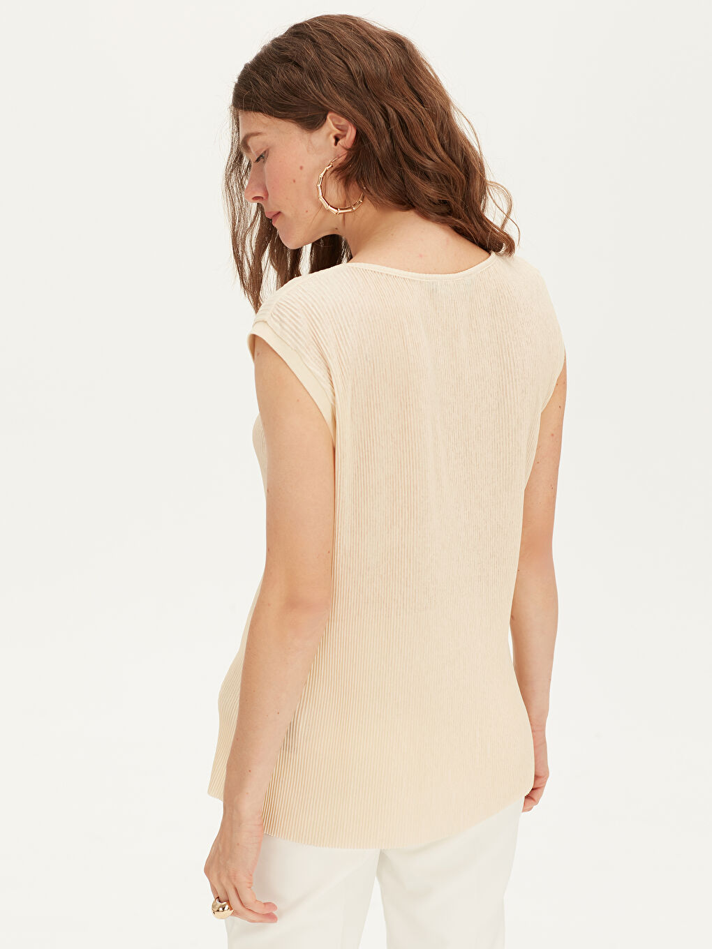 Bej Kadın Kayık Yaka Kendinden Desenli Kolsuz Tişört-3