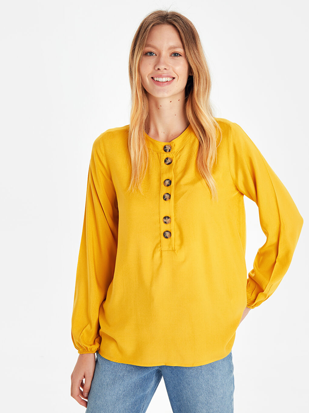 Sarı Hakim Yaka Standart Fit Uzun Kollu Kadın Düğmeli Viskon Bluz