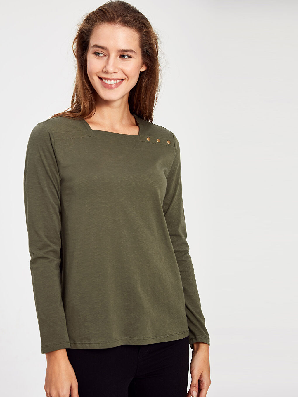 قمصان قطنية بأكمام طويلة وياقة مفصلة