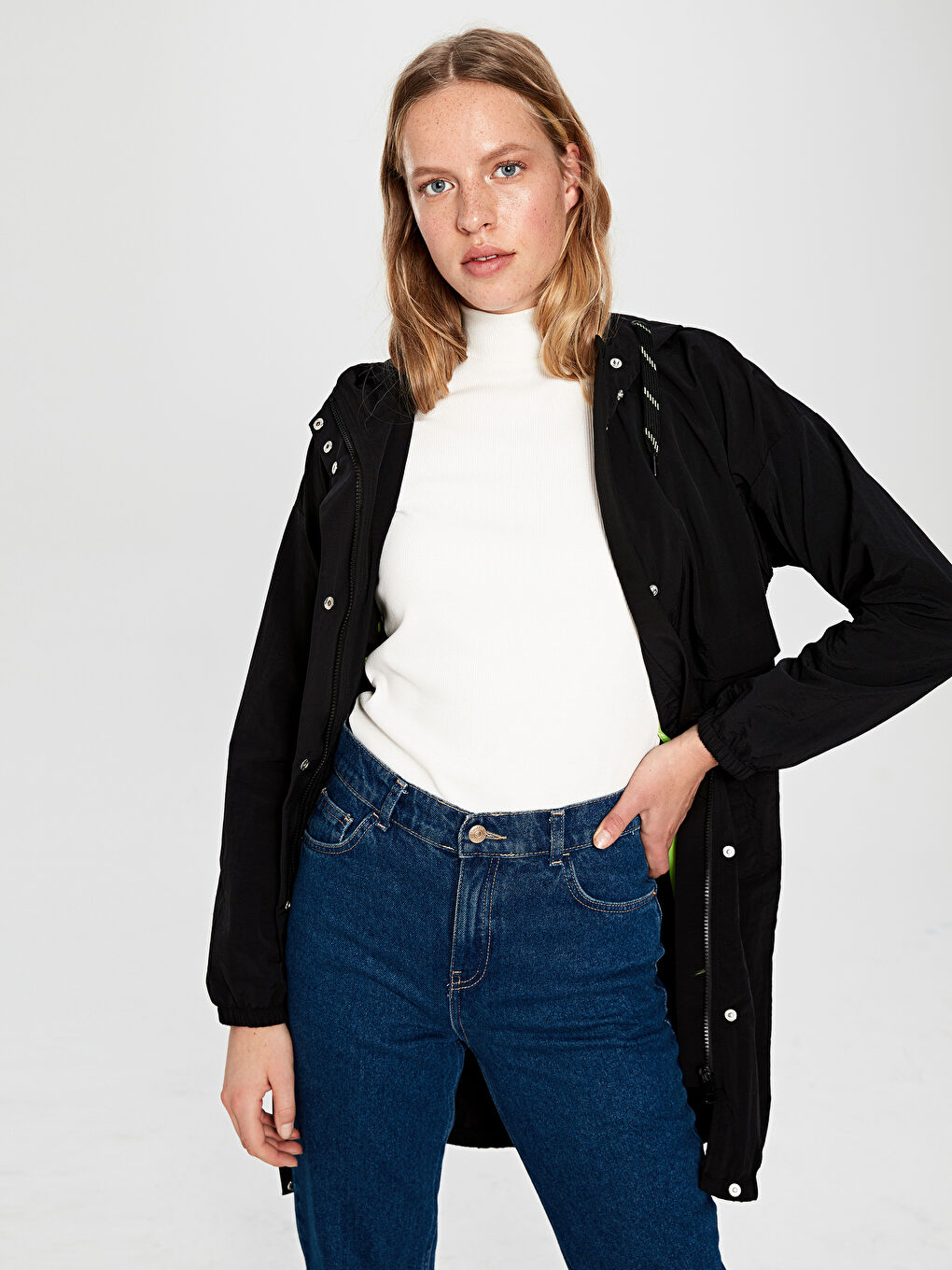 Siyah Kapüşonlu Cep Detaylı Uzun Kollu Kadın Yağmurluk