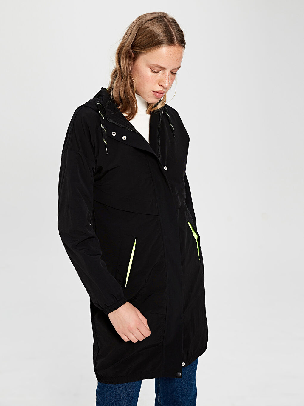 Siyah Kapüşonlu Cep Detaylı Uzun Kollu Kadın Yağmurluk-1
