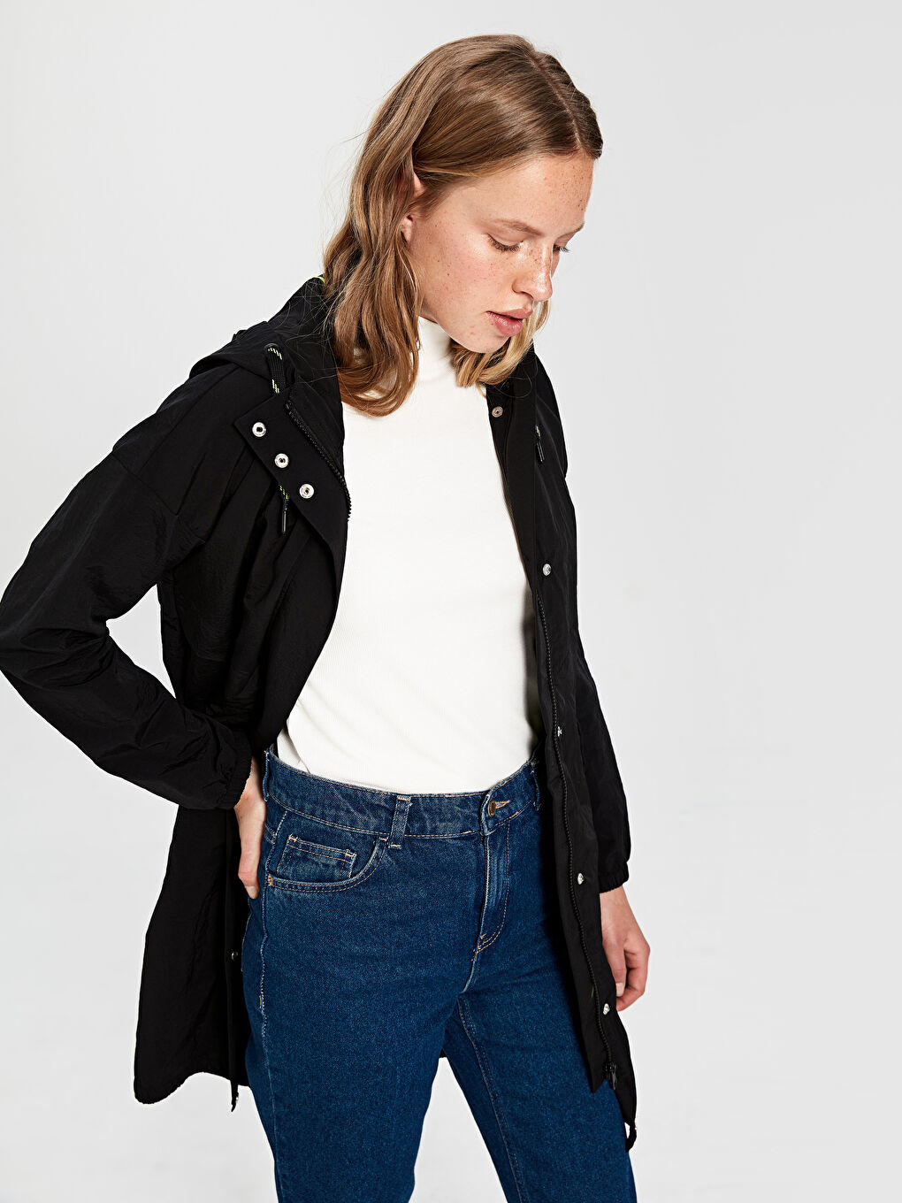 Siyah Kapüşonlu Cep Detaylı Uzun Kollu Kadın Yağmurluk-2