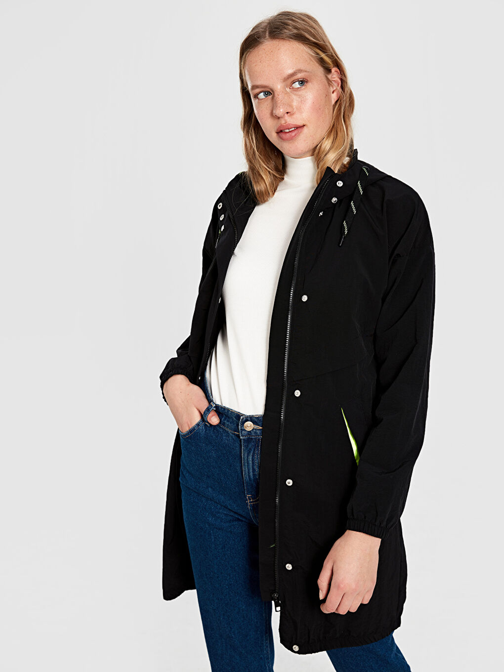 Siyah Kapüşonlu Cep Detaylı Uzun Kollu Kadın Yağmurluk-3