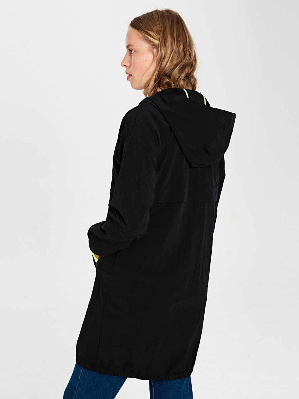 Siyah Kapüşonlu Cep Detaylı Uzun Kollu Kadın Yağmurluk-4