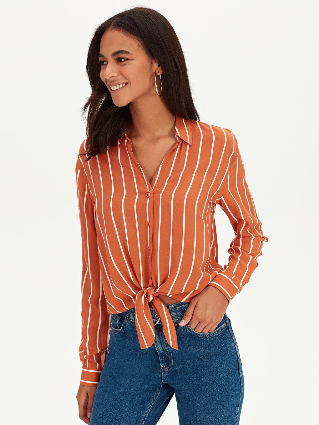 Bej V Yaka Standart Fit Uzun Kollu Kadın Gömlek