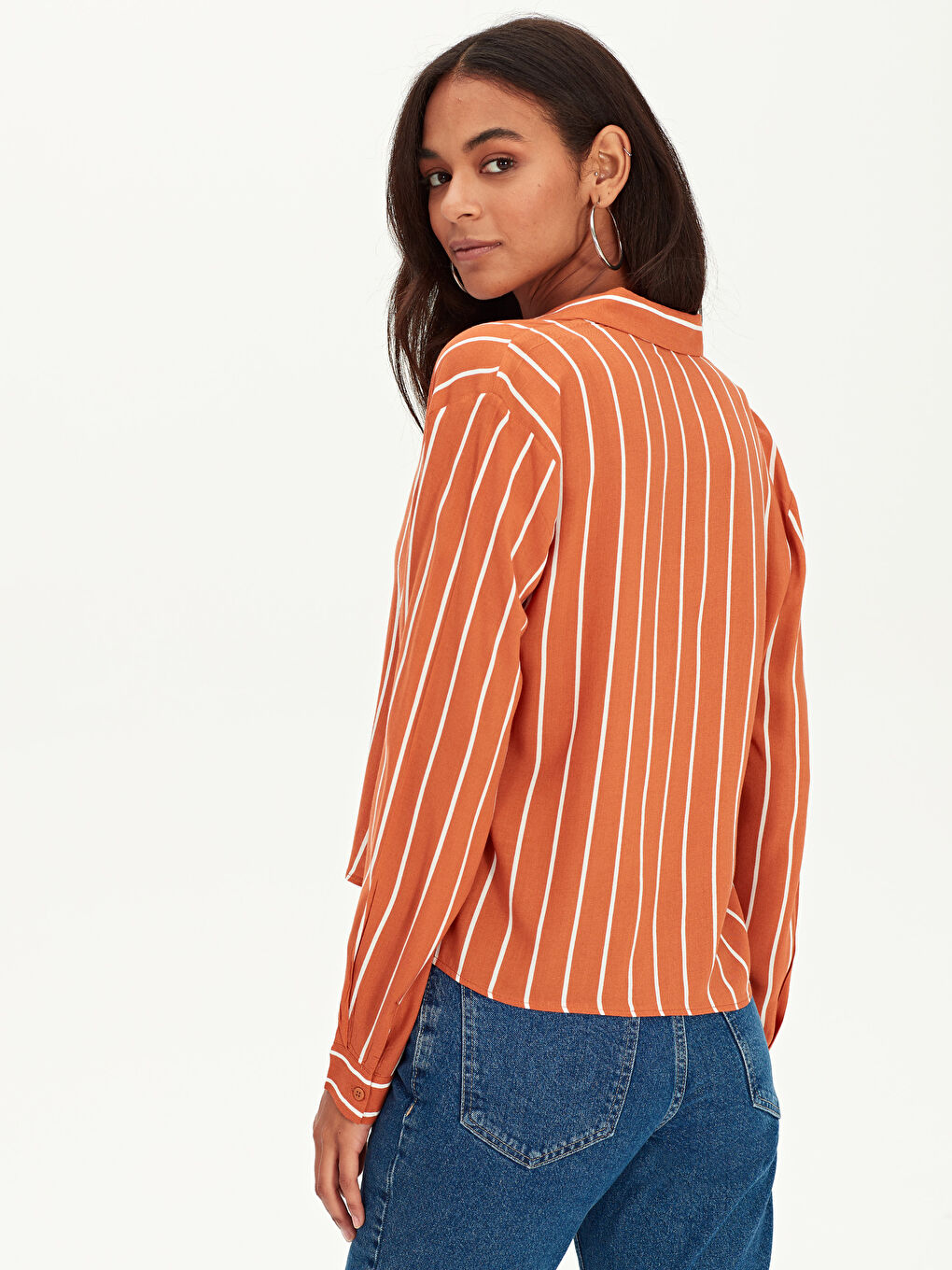 Bej V Yaka Standart Fit Uzun Kollu Kadın Gömlek-2