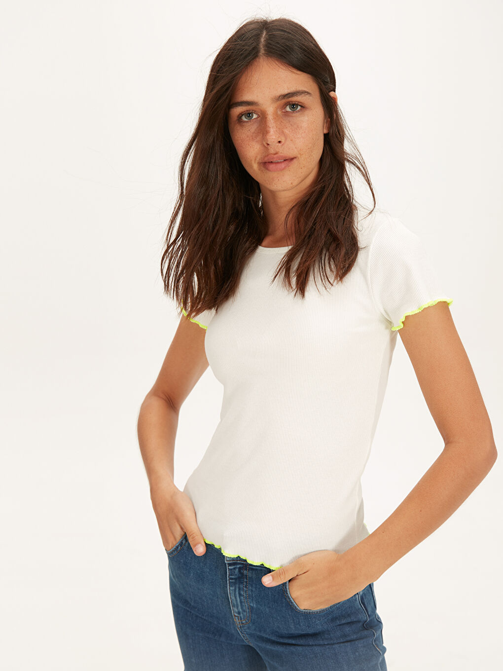 Ekru Fırfır Detaylı Kısa Kollu Kadın Esnek Tişört-1
