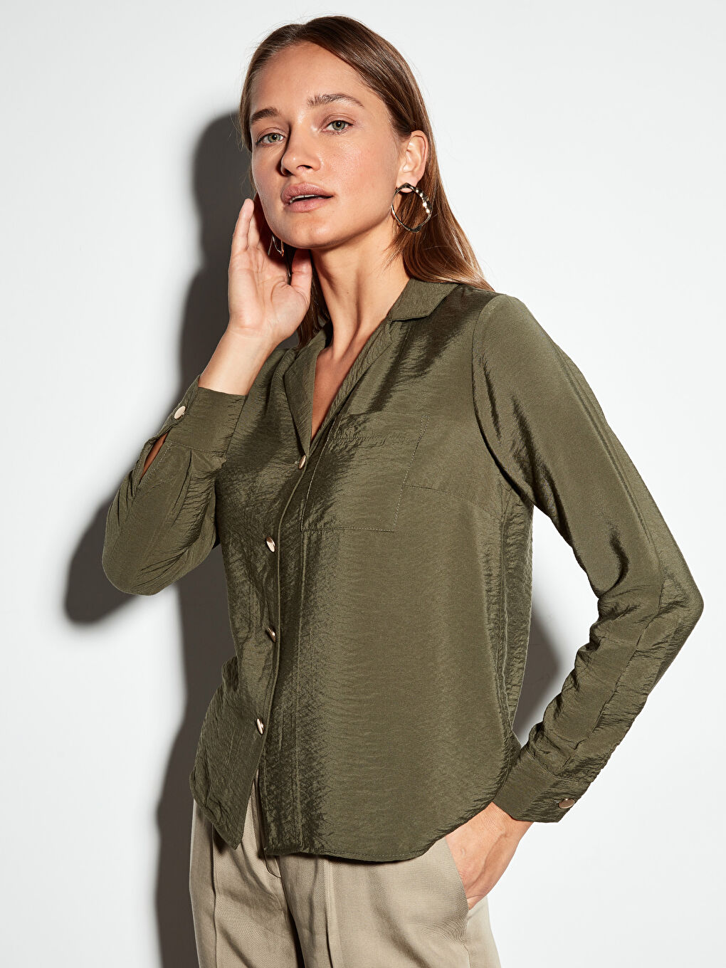 Haki Önden Düğme Kapamalı Uzun Kollu Saten Kadın Gömlek