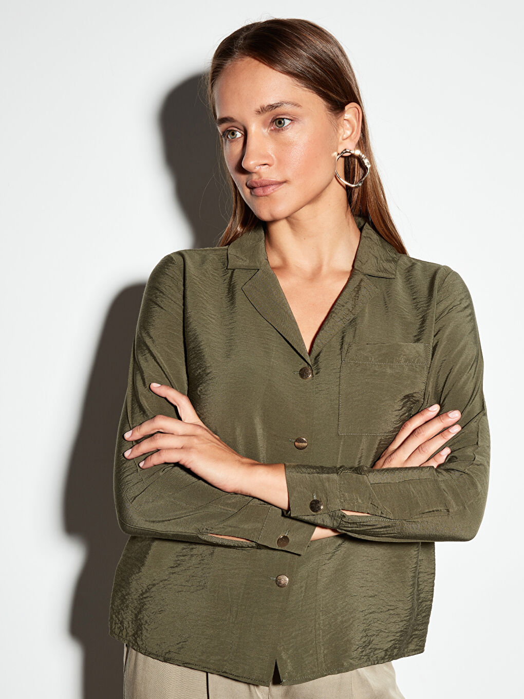 Haki Önden Düğme Kapamalı Uzun Kollu Saten Kadın Gömlek-1