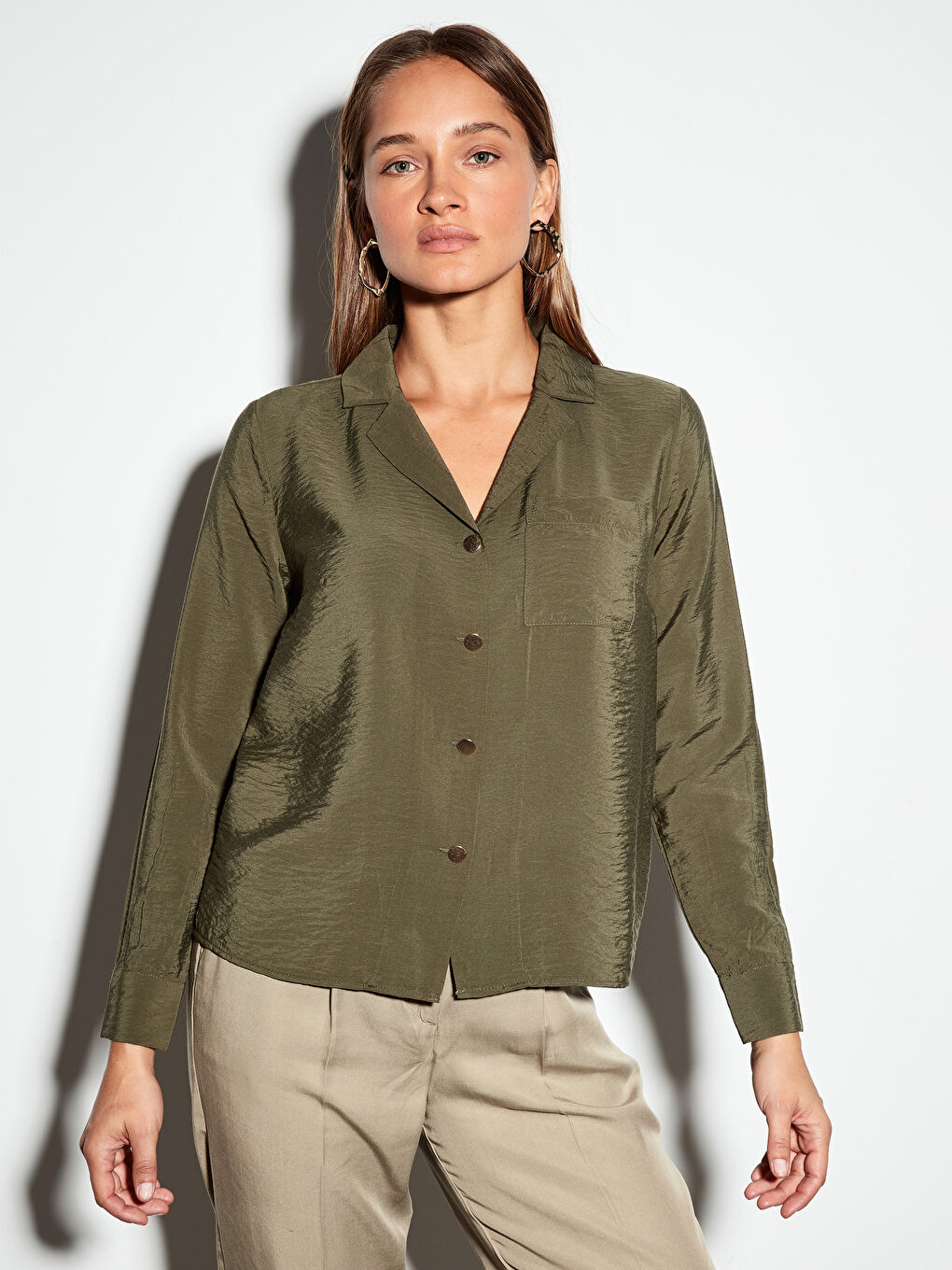 Haki Önden Düğme Kapamalı Uzun Kollu Saten Kadın Gömlek-2